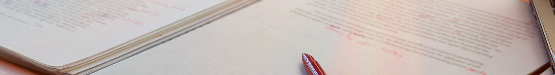 書類の山にペンを載せる